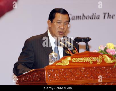 (140227) -- PHNOM PENH, 27 febbraio 2014 (Xinhua) -- il primo ministro cambogiano Hun Sen si rivolge alla Cambogia Outlook Conference 2014 a Phnom Penh, Cambogia, 27 febbraio 2014. Il primo ministro cambogiano Hun Sen ha detto giovedì che l'economia continuerà a mantenere una forte crescita a medio termine dopo che il paese ha goduto di una crescita media del PIL (prodotto interno lordo) dell'8% all'anno negli ultimi 20 anni. (Xinhua/Sovannara)(zjl) CAMBOGIA-PHNOM PENH-CONFERENCE-ECONOMY PUBLICATIONxNOTxINxCHN Phnom Penh Feb 27 2014 XINHUA Cambodian prime Minister HUN Sen si rivolge a Cambodia Outlook Co Foto Stock