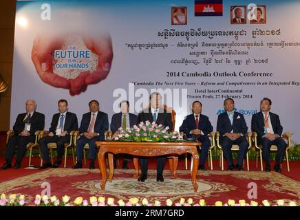 (140227) -- PHNOM PENH, 27 febbraio 2014 (Xinhua) -- il primo ministro cambogiano Hun Sen (fronte) partecipa alla Cambodia Outlook Conference 2014 a Phnom Penh, Cambogia, 27 febbraio 2014. Il primo ministro cambogiano Hun Sen ha detto giovedì che l'economia continuerà a mantenere una forte crescita a medio termine dopo che il paese ha goduto di una crescita media del PIL (prodotto interno lordo) dell'8% all'anno negli ultimi 20 anni. (Xinhua/Sovannara)(zjl) CAMBOGIA-PHNOM PENH-CONFERENCE-ECONOMY PUBLICATIONxNOTxINxCHN Phnom Penh Feb 27 2014 XINHUA Cambodian prime Minister HUN Sen Front partecipa alla Cambogia Foto Stock