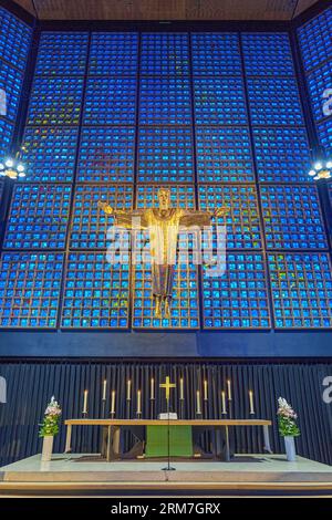 Berlino, Germania - Juky 30, 2019: La chiesa commemorativa del Kaiser Wilhelm, il Cristo della Resurrezione di Karl Hemmeter sopra l'altare maggiore Foto Stock