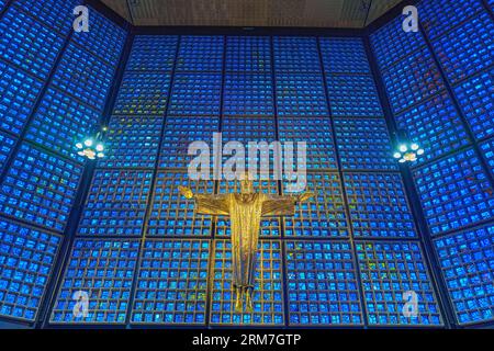 Berlino, Germania - Juky 30, 2019: La chiesa commemorativa del Kaiser Wilhelm, il Cristo della Resurrezione di Karl Hemmeter sopra l'altare maggiore Foto Stock