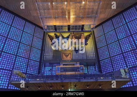 Berlino, Germania - Juky 30, 2019: L'organo moderno di Karl Shuke nella chiesa memoriale del Kaiser Wilhelm Foto Stock