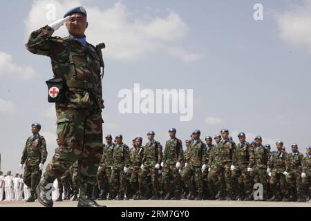 (140227) --PHNOM PENH, 27 febbraio 2014 (Xinhua) -- le forze di pace cambogiane si riuniscono presso la base militare di Phnom Penh, Cambogia, 27 febbraio 2014. Giovedì la Cambogia ha iniziato a inviare il suo primo lotto di 309 soldati per unirsi a una missione di pace delle Nazioni Unite nella nazione dell'Africa occidentale del Mali, lacerata dal conflitto. (Xinhua/Phearum)(zjl) CAMBOGIA-PHNOM PENH-TROOPS-PEACEKEEPING MISSION PUBLICATIONxNOTxINxCHN Phnom Penh Feb 27 2014 XINHUA Cambodian Peacekeepers si riuniscono PRESSO la base militare di Phnom Penh CAMBOGIA Feb 27 2014 Cambogia giovedì ha iniziato a inviare la sua prima partita di 309 truppe per unirsi a un United Foto Stock