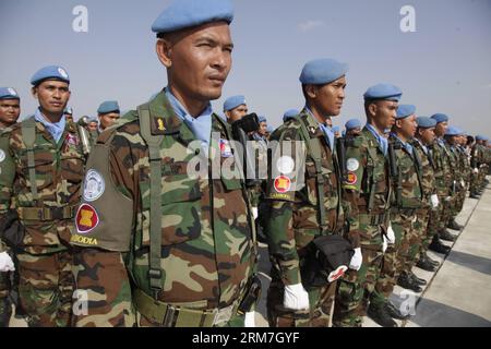 (140227) --PHNOM PENH, 27 febbraio 2014 (Xinhua) -- le forze di pace cambogiane si riuniscono presso la base militare di Phnom Penh, Cambogia, 27 febbraio 2014. Giovedì la Cambogia ha iniziato a inviare il suo primo lotto di 309 soldati per unirsi a una missione di pace delle Nazioni Unite nella nazione dell'Africa occidentale del Mali, lacerata dal conflitto. (Xinhua/Phearum)(zjl) CAMBOGIA-PHNOM PENH-TROOPS-PEACEKEEPING MISSION PUBLICATIONxNOTxINxCHN Phnom Penh Feb 27 2014 XINHUA Cambodian Peacekeepers si riuniscono PRESSO la base militare di Phnom Penh CAMBOGIA Feb 27 2014 Cambogia giovedì ha iniziato a inviare la sua prima partita di 309 truppe per unirsi a un United Foto Stock