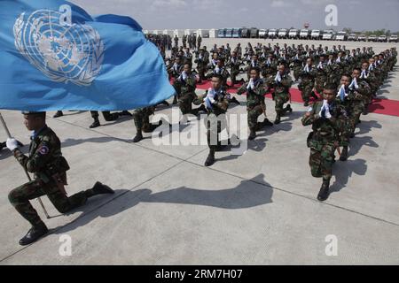 (140227) --PHNOM PENH, 27 febbraio 2014 (Xinhua) -- le forze di pace cambogiane si riuniscono presso la base militare di Phnom Penh, Cambogia, 27 febbraio 2014. Giovedì la Cambogia ha iniziato a inviare il suo primo lotto di 309 soldati per unirsi a una missione di pace delle Nazioni Unite nella nazione dell'Africa occidentale del Mali, lacerata dal conflitto. (Xinhua/Phearum)(zjl) CAMBOGIA-PHNOM PENH-TROOPS-PEACEKEEPING MISSION PUBLICATIONxNOTxINxCHN Phnom Penh Feb 27 2014 XINHUA Cambodian Peacekeepers si riuniscono PRESSO la base militare di Phnom Penh CAMBOGIA Feb 27 2014 Cambogia giovedì ha iniziato a inviare la sua prima partita di 309 truppe per unirsi a un United Foto Stock