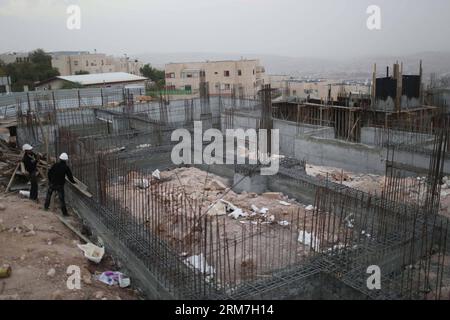 (140303) -- GERUSALEMME, (Xinhua) -- la foto del file scattata il 30 ottobre 2013 mostra i lavoratori edili palestinesi in un cantiere nell'insediamento ebraico di Ramat Shlomo, vicino al quartiere arabo di Beit Hanina, Gerusalemme Est. Israele ha iniziato a costruire 2.534 unità abitative negli insediamenti nel corso del 2013, con un aumento del 123% rispetto al 2012, l'Ufficio centrale di statistica pubblicato il 3 marzo 2014. (Xinhua/Muammar Awad) ISRAEL-SETTLEMENT CONSTRUCTION-SHARP RISE PUBLICATIONxNOTxINxCHN Jerusalem XINHUA file la foto scattata NELL'ottobre 30 2013 mostra i lavoratori edili PALESTINESI IN un cantiere a T Foto Stock