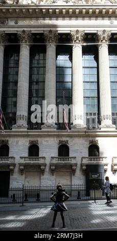 Veduta della Fearless Girl, una scultura in bronzo su Broad Street di fronte al New York Stock Exchange Building a Manhattan, New York City. Foto Stock