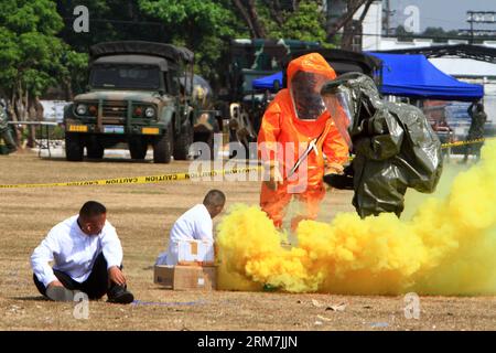 (140306) -- QUEZON CITY, 6 marzo 2014 (Xinhua) -- soldati dell'esercito filippino che indossano abiti hazmat salvano vittime simulate durante la dimostrazione di capacità Chemical, Biological, Radiological, and Nuclear Explosive (CBRNE) a Camp Aguinaldo a Quezon City, Filippine, 6 marzo 2014. (Xinhua/Rouelle Umali) FILIPPINE-QUEZON CITY-ARMY DRILL PUBLICATIONxNOTxINxCHN Quezon City 6 marzo 2014 soldati XINHUA dell'esercito filippino che indossano Hazmat Suits Rescue Mock Victims durante la dimostrazione di capacità chimiche biologiche radiologiche e nucleari esplosive AL Camp Aguinaldo di Que Foto Stock