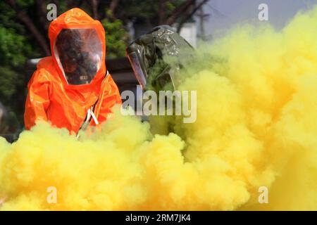 (140306) -- QUEZON CITY, 6 marzo 2014 (Xinhua) -- i soldati dell'esercito filippino che indossano abiti hazmat partecipano alla dimostrazione di capacità chimica, biologica, radiologica e nucleare esplosiva (CBRNE) a Camp Aguinaldo a Quezon City, Filippine, 6 marzo 2014. (Xinhua/Rouelle Umali) FILIPPINE-QUEZON CITY-ARMY DRILL PUBLICATIONxNOTxINxCHN Quezon City 6 marzo 2014 i soldati XINHUA dell'esercito filippino che indossano abiti Hazmat partecipano alla dimostrazione di capacità esplosiva chimica biologica radiologica e nucleare AL Camp Aguinaldo a Quezon City nelle Filippine Foto Stock