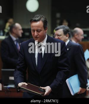 (140306) -- BRUXELLES, 6 marzo 2014 (xinhua) -- il primo ministro britannico David Cameron (fronte) e il presidente della Commissione europea Jose Manuel Barroso (seconda R) entrano nella sala riunioni del vertice straordinario dell'Unione europea (UE) a Bruxelles, capitale del Belgio, 6 marzo 2014. I leader dell'Unione europea (UE) discuteranno della situazione in Ucraina durante il vertice straordinario di giovedì. (Xinhua/Zhou lei) BELGIO-BRUXELLES-UE-UCRAINA-VERTICE STRAORDINARIO PUBLICATIONxNOTxINxCHN Bruxelles 6 marzo 2014 XINHUA i primi ministri britannici David Cameron Front e presidente della Commissione europea Jose Manue Foto Stock