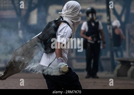 (140307) -- CARACAS, (Xinhua) -- Un manifestante lancia un oggetto durante una protesta anti-governativa ad Altamira, nel comune di Chacao, a est di Caracas, Venezuela, il 6 marzo 2014. Un ufficiale della Guardia Nazionale e un civile sono morti giovedì durante gli scontri nella capitale venezuelana Caracas. (Xinhua/Boris Vergara) (fnc) (ce) VENEZUELA-CARACAS-SOCIETY-PROTESTA PUBLICATIONxNOTxINxCHN Caracas XINHUA un manifestante lancia a oggetti durante la protesta antigovernativa ad Altamira, nel comune di Chacao ad est di Caracas Venezuela, IL 6 marzo 2014, un ufficiale della Guardia Nazionale e un civile di Foto Stock