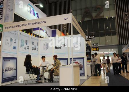 (140307) -- HO CHI MINH CITY, (Xinhua) -- Un espositore cinese interagisce con i clienti nell'area espositiva della sua azienda alle mostre Propak Vietnam 2014 e Plastics & Rubber Vietnam 2014 nella città meridionale di ho chi Minh in Vietnam, 6 marzo 2014. (Xinhua/Nguyen le Huyen) VIETNAM-HO CHI MINH City-EXHIBITION PUBLICATIONxNOTxINxCHN ho chi Minh City XINHUA un espositore cinese interagisce con i clienti PRESSO l'area espositiva della sua azienda ALLE mostre Vietnam 2014 e Plastics & Rubber Vietnam 2014 nella città meridionale di ho chi Minh del Vietnam 6 marzo 2014 XINHUA Nguyen le Huyen Vietnam ho chi Minh City Ex Foto Stock