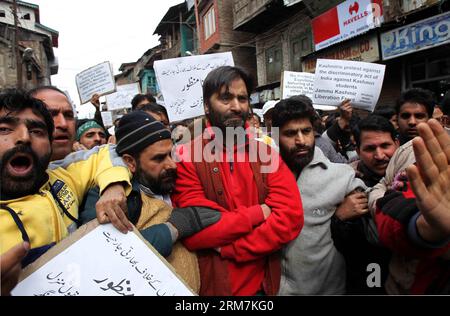 (140307) -- SRINAGAR, 7 marzo 2014 (Xinhua) -- sostenitori del gruppo pro-indipendente Jammu e del fronte di Liberazione del Kashmir (JKLF) marcia durante una protesta contro l'espulsione degli studenti del Kashmir da parte di un'università indiana a Srinagar, capitale estiva del Kashmir controllato dagli indiani, 7 marzo 2014. Tra critiche e condanne diffuse, lo stato indiano dell'Uttar Pradesh (UP) ha ritirato le accuse di sedizione schiaffeggiate su 67 studenti universitari del Kashmir per aver tirato la squadra di cricket pakistana durante una partita con l'India, hanno detto i funzionari venerdì. (Xinhua/Javed Dar) KASHMIR-SRINAGAR-PROTESTA PUBLICATIONxNOTxINxCHN Foto Stock