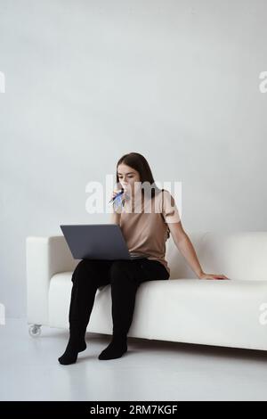 Il logoterapista lavora con un bambino in remoto. Terapia del linguaggio a distanza Foto Stock