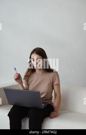 Il logoterapista lavora con un bambino in remoto. Terapia del linguaggio a distanza Foto Stock