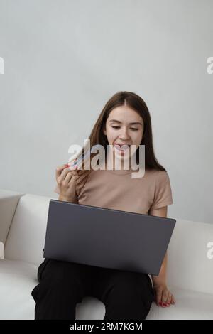 Il logoterapista lavora con un bambino in remoto. Terapia del linguaggio a distanza Foto Stock