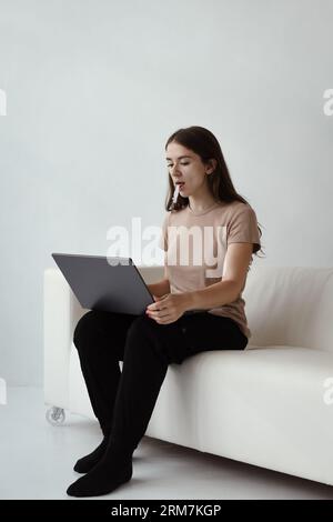 Il logoterapista lavora con un bambino in remoto. Terapia del linguaggio a distanza Foto Stock