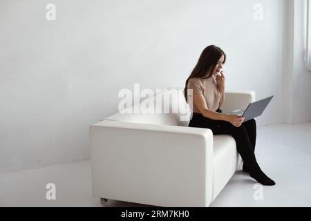 Il logoterapista lavora con un bambino in remoto. Terapia del linguaggio a distanza Foto Stock