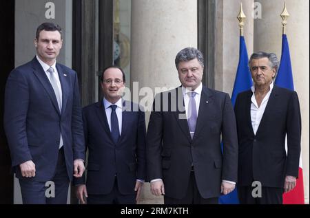 Il presidente francese Francois Hollande (2nd L) incontra il leader dell'opposizione Ucraina ed ex campione del mondo di boxe vitali Klitschko (1st L) e l'ex ministro degli Esteri ucraino Petro Porochenko (2nd R) mentre il filosofo francese Bernard Henri Levy si trova accanto all'Elysee Palace di Parigi, in Francia, il 7 marzo 2014. La riunione si è svolta dopo una riunione straordinaria dei leader dell'UE a Bruxelles sulla situazione in Ucraina. (Xinhua/Etienne Laurent) FRANCIA-PARIGI-HOLLANDE-UCRAINA-VITALI KLITSCHKO-MEETING PUBLICATIONxNOTxINxCHN il presidente francese Francois Hollande II l incontra Ukraini Foto Stock