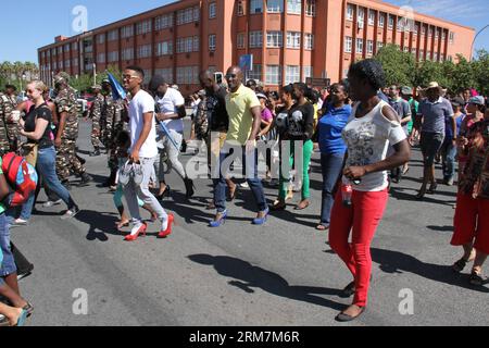 (140308) -- WINDHOEK, 8 marzo 2014 (Xinhua) -- gli uomini con tacchi alti partecipano a una marcia per protestare contro la violenza di genere nella capitale namibiana Windhoek, 8 marzo 2014. Decine di uomini con tacchi alti hanno partecipato al Men March to Stop Gender based Violence & Passion Killing in Namibia, nella capitale namibiana Windhoek, sabato. La marcia mira a protestare contro l'ondata di crimini mortali e di violenza contro le donne namibiane dall'inizio di quest'anno, durante il quale oltre dieci donne sono state uccise dai loro partner maschi nel paese dell'Africa sudoccidentale con una popolazione di due milioni di abitanti. (X Foto Stock