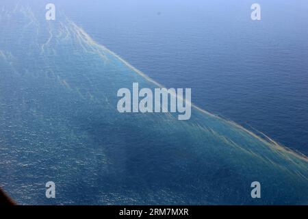(140309) -- HO CHI MINH, 9 marzo 2014 (Xinhua) -- la foto scattata il 9 marzo 2014 mostra una vista aerea di una marea nera vista da un elicottero militare vietnamita nell'area di ricerca del volo mancante della Malaysian Airlines, a circa 300 chilometri a sud-ovest di Capo CA Mau, Vietnam, 9 marzo 2014. L'esercito del Vietnam ha inviato due elicotteri dall'aeroporto di CA Mau alla zona marittima dove sono state rilevate sospette fuoriuscite di petrolio. (Xinhua/VNA) VIETNAM-CA MAU-RICERCA E SALVATAGGIO-MANCANTE VOLO MALESE PUBLICATIONxNOTxINxCHN ho chi Minh 9 marzo 2014 XINHUA foto scattata IL 9 marzo 2014 mostra la vista aerea di to Oil SLI Foto Stock