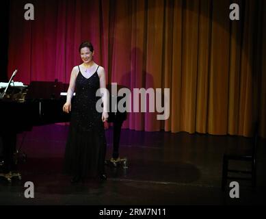 (140309) -- FRANCOFORTE, 9 marzo 2014 (Xinhua) -- l'alto tedesco Ruth Zetzsche si esibisce in un concerto al Teatro Internazionale di Francoforte, Germania, il 9 marzo 2014. Ruth Zetzsche ha invitato il pubblico a divertirsi con canzoni d'amore e ballate nel suo concerto di domenica sera. Ruth Zetzsche è nata in una famiglia di musicisti a Lipsia, in Germania, ed è riconosciuta per la sua creatività ed espressione unica con il suo stile musicale. (Xinhua/Luo Huanhuan) GERMANIA-FRANCOFORTE-MUSICA-RUTH ZETZSCHE-CONCERT PUBLICATIONxNOTxINxCHN Francoforte 9 marzo 2014 XINHUA German alto Ruth si esibisce in un concerto ALL'interno Foto Stock