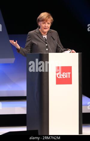 (140309) -- HANNOVER, 9 marzo 2014 (Xinhua) -- la cancelliera tedesca Angela Merkel affronta la cerimonia di apertura della fiera tecnologica CeBIT ad Hannover, Germania, 9 marzo 2014. La cancelliera tedesca Angela Merkel e il primo ministro britannico David Cameron hanno aperto congiuntamente il CeBIT, una delle più grandi fiere IT del mondo, nella città tedesca occidentale di Hannover domenica. (Xinhua/Zhang fan) GERMANIA-HANNOVER-CEBIT TECH FAIR-OPENING PUBLICATIONxNOTxINxCHN Hannover 9 marzo 2014 XINHUA cancelliera tedesca Angela Merkel si rivolge alla cerimonia di apertura della CeBIT Tech Fair di Hannover Germania 9 marzo 2014 Cancelliere tedesco Angela Foto Stock