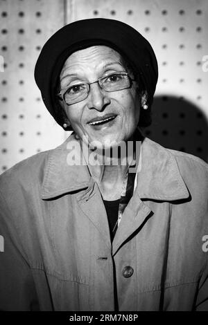 (140310) -- CAIRO, 10 marzo 2014 (Xinhua) -- questo è un ritratto della dottoressa Nadia Abdelaziz Awad, direttrice del Children Choir of Talents Development Center, al Cairo Opera House al Cairo, Egitto, 28 novembre 2014. La dottoressa Nadia Abdelaziz Awad, docente di musica dell'Università di Helwan e mentore di alcuni cantanti del Cairo Opera House, gestisce un coro per bambini da più di 20 anni. Nonostante le convulsioni della società egiziana dal 2011, la dottoressa Nadia Abdelaziz Awad e i membri del coro dei bambini aderiscono a tenere prove settimanali ed esibirsi al Cairo Opera House di tanto in tanto. Non importa cosa ha Foto Stock