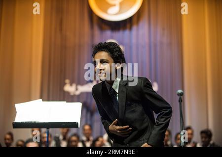 (140310) -- CAIRO, 10 marzo 2014 (Xinhua) -- membro del coro Shehab Eldin saluta al pubblico sul palco durante il loro perfromance al Cairo Opera House, Egitto, 13 novembre 2013. La dottoressa Nadia Abdelaziz Awad, docente di musica dell'Università di Helwan e mentore di alcuni cantanti del Cairo Opera House, gestisce un coro per bambini da più di 20 anni. Nonostante le convulsioni della società egiziana dal 2011, la dottoressa Nadia Abdelaziz Awad e i membri del coro dei bambini aderiscono a tenere prove settimanali ed esibirsi al Cairo Opera House di tanto in tanto. Non importa cosa succederà, l'arte andrà avanti Foto Stock