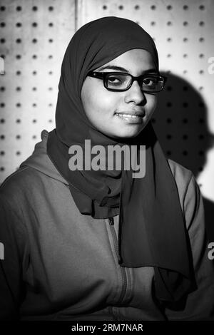 (140310) -- CAIRO, 10 marzo 2014 (Xinhua) -- questo è un ritratto di Menna, membro del Children Choir of Talents Development Center, al Cairo Opera House, Egitto, 28 novembre 2013. La dottoressa Nadia Abdelaziz Awad, docente di musica dell'Università di Helwan e mentore di alcuni cantanti del Cairo Opera House, gestisce un coro per bambini da più di 20 anni. Nonostante le convulsioni della società egiziana dal 2011, la dottoressa Nadia Abdelaziz Awad e i membri del coro dei bambini aderiscono a tenere prove settimanali ed esibirsi al Cairo Opera House di tanto in tanto. Qualunque cosa accada, l'arte sara' Foto Stock