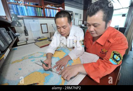 (140311) -- SOUTH CHINA SEA RESCUE 101 , 11 marzo 2014 (Xinhua) -- i membri della squadra cinese di risposta alle emergenze nel South China Sea Rescue 101 discutono il piano di ricerca nel possibile luogo di incidente del volo MH370 della Malaysia Airlines mancante. Cinque navi di salvataggio cinesi, tra cui South China Sea Rescue 115 e South China Sea Rescue 101 , sono tutte arrivate al possibile luogo di incidente da martedì e hanno immediatamente iniziato la missione di ricerca per il volo mancante MH370. (Xinhua/Zhao Yingquan) (zgp) CINA MERIDIONALE SOCCORSO IN MARE 101-VOLO MANCANTE MH370-MISSIONE DI SALVATAGGIO (CN) PUBLICATIONxNOTxINxCHN Mar Cinese meridionale Foto Stock