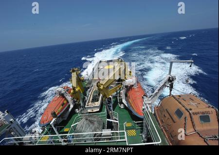 (140311) -- SOUTH CHINA SEA RESCUE 101 , 11 marzo 2014 (Xinhua) -- i membri della squadra cinese di risposta alle emergenze nel South China Sea Rescue 101 effettuano una missione di ricerca nel possibile sito di incidente del volo MH370 della Malaysia Airlines mancante. Cinque navi di salvataggio cinesi, tra cui South China Sea Rescue 115 e South China Sea Rescue 101 , sono tutte arrivate al possibile luogo di incidente da martedì e hanno immediatamente iniziato la missione di ricerca per il volo mancante MH370. (Xinhua/Zhao Yingquan) (zgp) CINA MERIDIONALE SOCCORSO IN MARE 101-VOLO MANCANTE MH370-MISSIONE DI SALVATAGGIO (CN) PUBLICATIONxNOTxINxCHN Cina meridionale Foto Stock