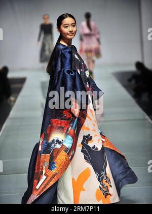 (140311) -- PECHINO, 11 marzo 2014 (Xinhua) -- le modelle presentano creazioni durante una sfilata di moda del Beijing Institute of Fashion Technology a Pechino, capitale della Cina, 11 marzo 2014. (Xinhua/li Wen) (mp) CHINA-BEIJING-FASHION SHOW (CN) PUBLICATIONxNOTxINxCHN Pechino 11 marzo 2014 XINHUA Models Present Creations durante una sfilata di moda dell'Istituto di tecnologia della moda di Pechino a Pechino capitale della Cina 11 marzo 2014 XINHUA Left Wen MP China Beijing Fashion Show CN PUBLICATIONXINXCHN Foto Stock