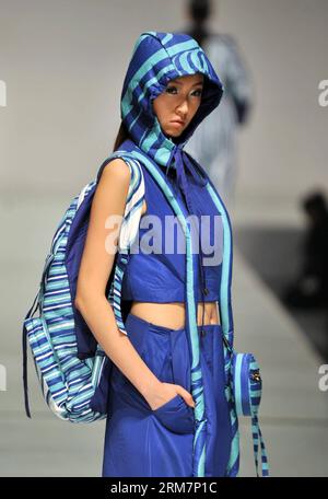 (140311) -- PECHINO, 11 marzo 2014 (Xinhua) -- Una modella presenta una creazione durante una sfilata di moda dell'Istituto di tecnologia della moda di Pechino a Pechino, capitale della Cina, 11 marzo 2014. (Xinhua/li Wen) (mp) CHINA-BEIJING-FASHION SHOW (CN) PUBLICATIONxNOTxINxCHN Pechino 11 marzo 2014 XINHUA a Model presenta una creazione durante una sfilata di moda dell'Istituto di tecnologia della moda di Pechino a Pechino capitale della Cina 11 marzo 2014 XINHUA ha lasciato Wen MP China Beijing Fashion Show CN PUBLICATIONxNOTxINxCHN Foto Stock