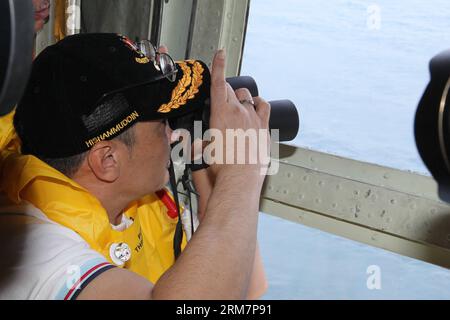(140311) -- SELANGOR, 11 marzo 2014 (Xinhua) -- il ministro ad interim del ministero dei trasporti malese Hishamuddin Hussein vede la situazione marittima attraverso un telescopio sulla sua strada verso lo stretto di Malacca, 11 marzo 2014. Ministro facente funzione del Ministero dei trasporti malese Hishamuddin Hussein si è recato nello stretto di Malacca con la squadra di soccorso alla ricerca del volo della Malaysian Airlines mancante. (Xinhua/Royal Malaysia Air Force) (zhf) MALAYSIA-SELANGOR-TRANSPORT MINISTER-MISSING FLIGHT PUBLICATIONxNOTxINxCHN Selangor 11 marzo 2014 XINHUA ministri facenti del Ministero dei TRASPORTI malese Hishamuddin Foto Stock