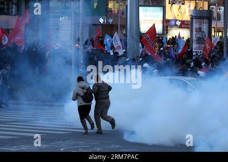 (140311) -- ANKARA, 11 marzo 2014 (Xinhua) -- i turchi scappano dal gas lacrimogeno durante una protesta ad Ankara, capitale della Turchia, 11 marzo 2014. Le proteste di massa si sono radunate martedì in diverse città della Turchia in seguito alla morte del quindicenne Berkin Elvan, che era stato in coma per 269 giorni a causa di una ferita alla testa da un contenitore di gas lacrimogeni durante le proteste di Gezi Park dello scorso giugno. (Xinhua/Mustafa Kaya) TURCHIA-ISTANBUL-DIMOSTRAZIONE-STUDENTS PUBLICATIONxNOTxINxCHN Ankara 11 marzo 2014 le celebrità turche di XINHUA scappano dal gas lacrimogeno durante una protesta ad Ankara capitale della Turchia 11 marzo 2014 messa Foto Stock