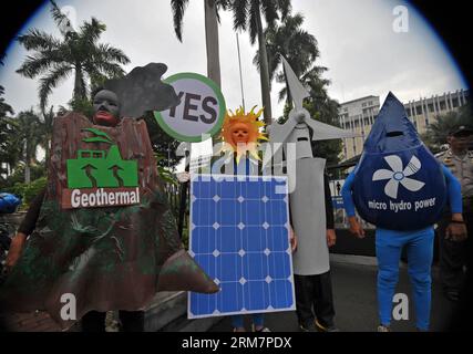 (140312) -- GIACARTA, 12 marzo 2014 (Xinhua) -- gli attivisti indonesiani di Greenpeace protestano davanti all'ufficio del ministero dell'economia a Giacarta, Indonesia, 12 marzo 2014. Decine di attivisti di Greenpeace mercoledì hanno organizzato una protesta per esortare il governo indonesiano a smettere di usare il carbone. (Xinhua/Agung Kuncahya B.) INDONESIA-GIACARTA-RALLY PUBLICATIONxNOTxINxCHN Giacarta 12 marzo 2014 XINHUA indonesiano Greenpeace attivisti protestano davanti all'Ufficio del ministero dell'economia a Giacarta Indonesia 12 marzo 2014 decine di attivisti di Greenpeace mercoledì hanno organizzato una protesta per ESORTARE il governo indonesiano a farlo Foto Stock