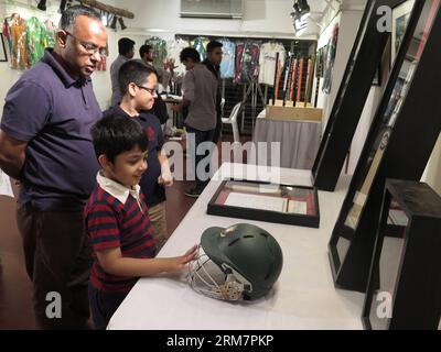 (140312) -- DACCA, 12 marzo 2014 (Xinhua) -- la gente visita la mostra di cimeli del cricket durante il Bangladesh Cricket Festival 2014 a Dacca, Bangladesh, 12 marzo 2014. I tre giorni del Bangladesh Cricket Festival 2014 sono iniziati dal 10 marzo davanti all'International Cricket Council (ICC) World Twenty 20 Championship in Bangladesh. (Xinhua/Shariful Islam) (SP) BANGLADESH-DHAKA-CRICKET FESTIVAL-EXHIBITION PUBLICATIONxNOTxINxCHN Dhaka 12 marzo 2014 le celebrità di XINHUA visitano la mostra Cricket Memorabilia Exhibition durante il Bangladesh Cricket Festival 2014 a Dhaka Bangladesh 12 marzo 2014 The T Foto Stock