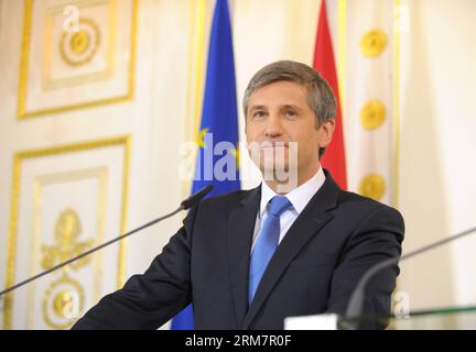 VIENNA, 12 marzo 2014 (Xinhua) - il ministro delle finanze austriaco Michael Spindelegger partecipa a una conferenza stampa dopo una riunione di gabinetto a Vienna, capitale dell'Austria, 12 marzo 2014. Il governo austriaco ha dato il via libera mercoledì per una nuova iniezione di fondi alla banca in difficoltà Hypo Alpe Adria, ha riferito il giornale Kronen Zeitung. (Xinhua/Qian Yi) AUSTRIA-VIENNA-HYPO BANK-CASH INJECTION PUBLICATIONxNOTxINxCHN Vienna 12 marzo 2014 XINHUA Ministri delle finanze austriaci Michael Spindle Egger partecipa a una conferenza stampa dopo una riunione del Gabinetto a Vienna capitale dell'Austria 12 marzo 2014 l'austriaco Foto Stock