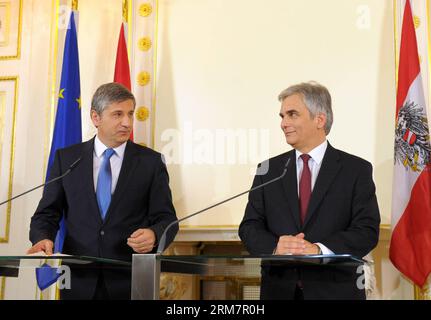 VIENNA, 12 marzo 2014 (Xinhua) -- il cancelliere austriaco Werner Faymann (R) e il ministro delle finanze Michael Spindelegger partecipano a una conferenza stampa dopo una riunione di gabinetto a Vienna, capitale dell'Austria, 12 marzo 2014. Il governo austriaco ha dato il via libera mercoledì per una nuova iniezione di fondi alla banca in difficoltà Hypo Alpe Adria, ha riferito il giornale Kronen Zeitung. (Xinhua/Qian Yi) AUSTRIA-VIENNA-HYPO BANK-CASH INJECTION PUBLICATIONxNOTxINxCHN Vienna 12 marzo 2014 XINHUA il cancelliere austriaco Werner Faymann r e i ministri delle Finanze Michael Spindle Egger partecipano a una conferenza stampa dopo un gabinetto Foto Stock