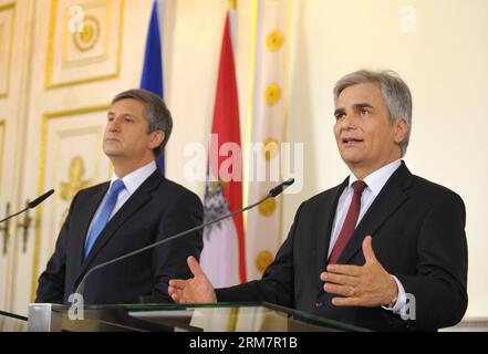VIENNA, 12 marzo 2014 (Xinhua) -- il cancelliere austriaco Werner Faymann (R) e il ministro delle finanze Michael Spindelegger partecipano a una conferenza stampa dopo una riunione di gabinetto a Vienna, capitale dell'Austria, 12 marzo 2014. Il governo austriaco ha dato il via libera mercoledì per una nuova iniezione di fondi alla banca in difficoltà Hypo Alpe Adria, ha riferito il giornale Kronen Zeitung. (Xinhua/Qian Yi) AUSTRIA-VIENNA-HYPO BANK-CASH INJECTION PUBLICATIONxNOTxINxCHN Vienna 12 marzo 2014 XINHUA il cancelliere austriaco Werner Faymann r e i ministri delle Finanze Michael Spindle Egger partecipano a una conferenza stampa dopo un gabinetto Foto Stock