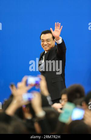 (140313) -- PECHINO, 13 marzo 2014 (Xinhua) -- il Premier cinese li Keqiang si rivolge ai giornalisti dopo la sua conferenza stampa a seguito della riunione conclusiva della seconda sessione annuale del 12° Congresso Nazionale del popolo cinese (NPC) presso la grande sala del popolo a Pechino, capitale della Cina, il 13 marzo 2014. (Xinhua/Yao Dawei) (zkr) (FOCUS)(DUE SESSIONI) CHINA-BEIJING-NPC-li KEQIANG-CONFERENZA STAMPA (CN) PUBLICATIONxNOTxINxCHN Pechino 13 marzo 2014 XINHUA Premier cinese ha lasciato i gesti di Keqiang ai giornalisti dopo la sua conferenza stampa a seguito della riunione CONCLUSIVA del secondo sessi annuale Foto Stock