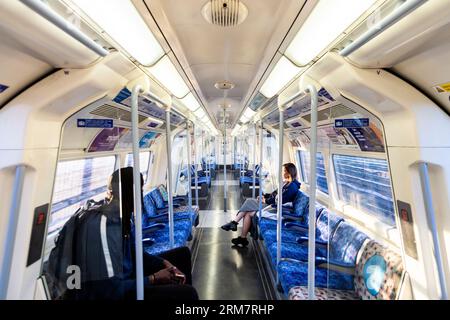 Interno di un'auto della metropolitana Jubilee Line, Londra, Inghilterra Foto Stock