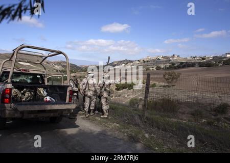 TIJUANA, 13 marzo 2014 - Un team di ricerca di autorità federali inizia l'ispezione del sito in cui si presumibilmente si trovano i resti umani, e che potrebbe essere collegato alla criminalità organizzata, nel quartiere di Lomas Encantadas, nella città di confine di Tijuana, a nord-ovest del Messico, 13 marzo 2014. Le autorità federali hanno trovato giovedì una presunta tomba narco nel quartiere di Lomas Encantadas, dove si suppone che i membri delle bande di droga abbiano bruciato cadaveri di uomini e donne durante il 2007, secondo i media locali. (Xinhua/Guillermo Arias) MESSICO-TIJUANA-SICUREZZA-VIOLENZA PUBLICATIONxNOTxINxCHN Tijuana March Foto Stock