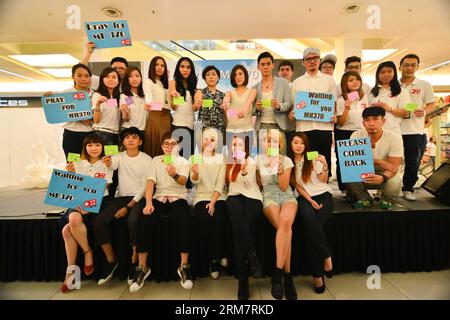 (140314) -- KUALA LUMPUR, 13 marzo 2014 (Xinhua) -- gli host televisivi e le celebrità locali mostrano messaggi di buona volontà dedicati a tutti coloro che sono coinvolti con l'aereo malese scomparso, durante una cerimonia di preghiera organizzata da un canale televisivo locale, a Kuala Lumpur, Malesia, 13 marzo 2014. (Xinhua/Zhang Wenzong) (sss) MALAYSIA-KUALA LUMPUR-MISSING AIRCRAFT-WELL WISHES PUBLICATIONxNOTxINxCHN Kuala Lumpur 13 marzo 2014 XINHUA TV hosts e Local Celebrities Show Messages of well Wishes dedicati a tutti coloro che sono coinvolti nell'aereo malese scomparso durante una cerimonia di preghiera organizzata da un canale televisivo locale in Foto Stock