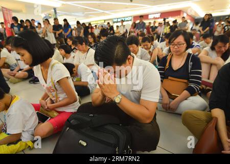 (140314) -- KUALA LUMPUR, 13 marzo 2014 (Xinhua) -- le persone pregano durante una cerimonia di auguri dedicati a tutti coloro che sono coinvolti nell'aereo malese scomparso, organizzata da un canale televisivo locale, a Kuala Lumpur, in Malesia, 13 marzo 2014. (Xinhua/Zhang Wenzong) (sss) MALAYSIA-KUALA LUMPUR-MISSING AIRCRAFT-WELL WISHES PUBLICATIONxNOTxINxCHN Kuala Lumpur 13 marzo 2014 celebrità di XINHUA pregano durante una cerimonia di auguri dedicati a tutti coloro che hanno partecipato all'aereo malese scomparso organizzata da un canale televisivo locale a Kuala Lumpur Malaysia 13 marzo 2014 XINHUA Zhang Wenzong SSS Malaysia Kuala L Foto Stock