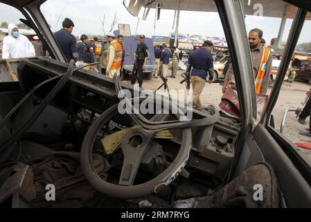 (140314) -- PESHAWAR, 14 marzo 2014 (Xinhua) -- i poliziotti ispezionano il sito dell'esplosione nel nord-ovest del Pakistan a Peshawar il 14 marzo 2014. Almeno nove persone sono rimaste uccise e altre 35 ferite quando un attentatore suicida ha colpito un veicolo della polizia vicino a Peshawar venerdì. (Xinhua/Umar Qayyum)(dzl) PAKISTAN-PESHAWAR-BLAST PUBLICATIONxNOTxINxCHN Peshawar 14 marzo 2014 i poliziotti di XINHUA ispezionano IL sito di esplosione nel Peshawar nord-occidentale del Pakistan IL 14 marzo 2014 almeno nove celebrità sono state UCCISE e altre 35 ferite quando un bombardiere suicida suicidi bombardieri colpì un veicolo della polizia vicino A Peshawar IL venerdì XINHUA Umar Qayyum dl Paki Foto Stock