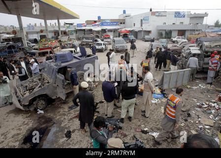 (140314) -- PESHAWAR, 14 marzo 2014 (Xinhua) -- poliziotti e persone si riuniscono nel sito di esplosione nel nord-ovest del Pakistan a Peshawar il 14 marzo 2014. Almeno nove persone sono rimaste uccise e altre 35 ferite quando un attentatore suicida ha colpito un veicolo della polizia vicino a Peshawar venerdì. (Xinhua/Umar Qayyum)(dzl) PAKISTAN-PESHAWAR-BLAST PUBLICATIONxNOTxINxCHN Peshawar 14 marzo 2014 poliziotti e celebrità di XINHUA si riuniscono AL Blast Site nel Peshawar nord-occidentale del Pakistan IL 14 marzo 2014 almeno nove celebrità sono state UCCISE e altre 35 ferite quando un bombardiere suicida un veicolo di polizia vicino a Peshawar IL venerdì Foto Stock