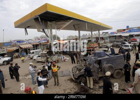 (140314) -- PESHAWAR, 14 marzo 2014 (Xinhua) -- poliziotti e persone si riuniscono nel sito di esplosione nel nord-ovest del Pakistan a Peshawar il 14 marzo 2014. Almeno nove persone sono rimaste uccise e altre 35 ferite quando un attentatore suicida ha colpito un veicolo della polizia vicino a Peshawar venerdì. (Xinhua/Umar Qayyum)(dzl) PAKISTAN-PESHAWAR-BLAST PUBLICATIONxNOTxINxCHN Peshawar 14 marzo 2014 poliziotti e celebrità di XINHUA si riuniscono AL Blast Site nel Peshawar nord-occidentale del Pakistan IL 14 marzo 2014 almeno nove celebrità sono state UCCISE e altre 35 ferite quando un bombardiere suicida un veicolo di polizia vicino a Peshawar IL venerdì Foto Stock