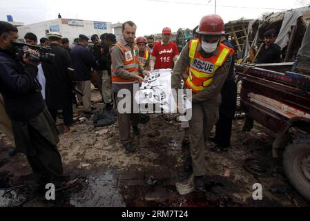 (140314) -- PESHAWAR, 14 marzo 2014 (Xinhua) -- i soccorritori rimuovono un corpo dal sito di esplosione nel Peshawar del Pakistan nordoccidentale il 14 marzo 2014. Almeno nove persone sono rimaste uccise e altre 35 ferite quando un attentatore suicida ha colpito un veicolo della polizia vicino a Peshawar venerdì. (Xinhua/Umar Qayyum)(dzl) PAKISTAN-PESHAWAR-BLAST PUBLICATIONxNOTxINxCHN Peshawar 14 marzo 2014 XINHUA Rescue HA RIMOSSO un corpo dal sito di esplosione nel Peshawar nord-occidentale del Pakistan IL 14 marzo 2014 almeno nove celebrità sono state UCCISE e altre 35 ferite quando un bombardiere suicida suicida ha colpito un veicolo della polizia vicino A Peshawar IL venerdì XINHUA um Foto Stock