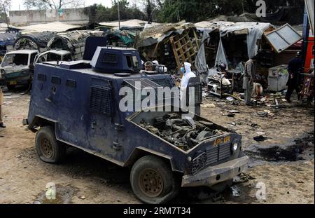 (140314) -- PESHAWAR, 14 marzo 2014 (Xinhua) -- i funzionari della sicurezza esaminano un veicolo corazzato danneggiato il sito di esplosione nel Peshawar del Pakistan nordoccidentale il 14 marzo 2014. Almeno nove persone sono rimaste uccise e altre 35 ferite quando un attentatore suicida ha colpito un veicolo della polizia vicino alla città nordoccidentale del Pakistan di Peshawar venerdì. (Xinhua/Ahmad Sidique)(bxq) PAKISTAN-PESHAWAR-BLAST-DEATHIONS PUBLICATIONxNOTxINxCHN Peshawar 14 marzo 2014 i funzionari della sicurezza di XINHUA esaminano un veicolo corazzato danneggiato il Blast Site nel Peshawar del Pakistan nordoccidentale IL 14 marzo 2014 almeno nove celebrità sono state UCCISE e 35 OT Foto Stock